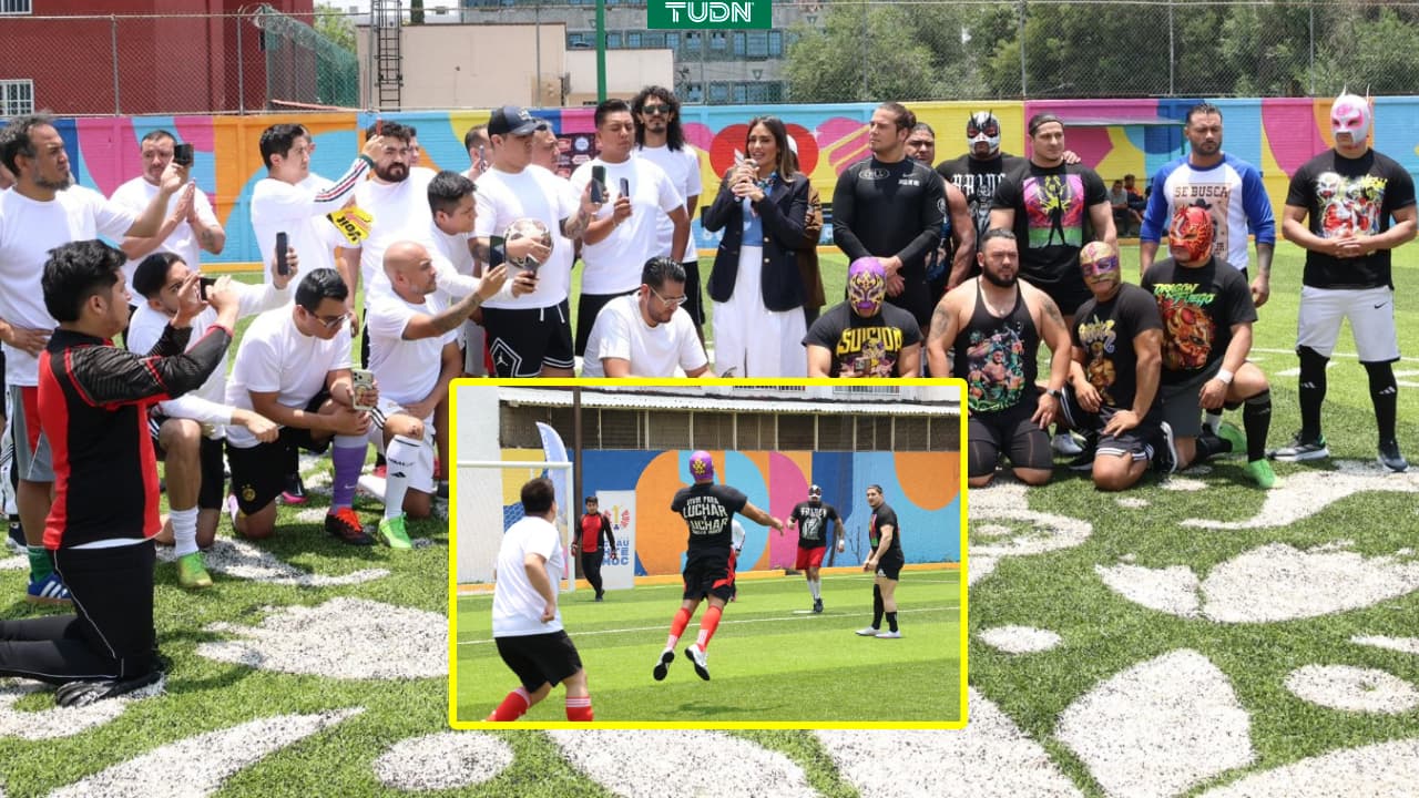 Luchadores del CMLL se enfrentan a la prensa en partido de futbol
