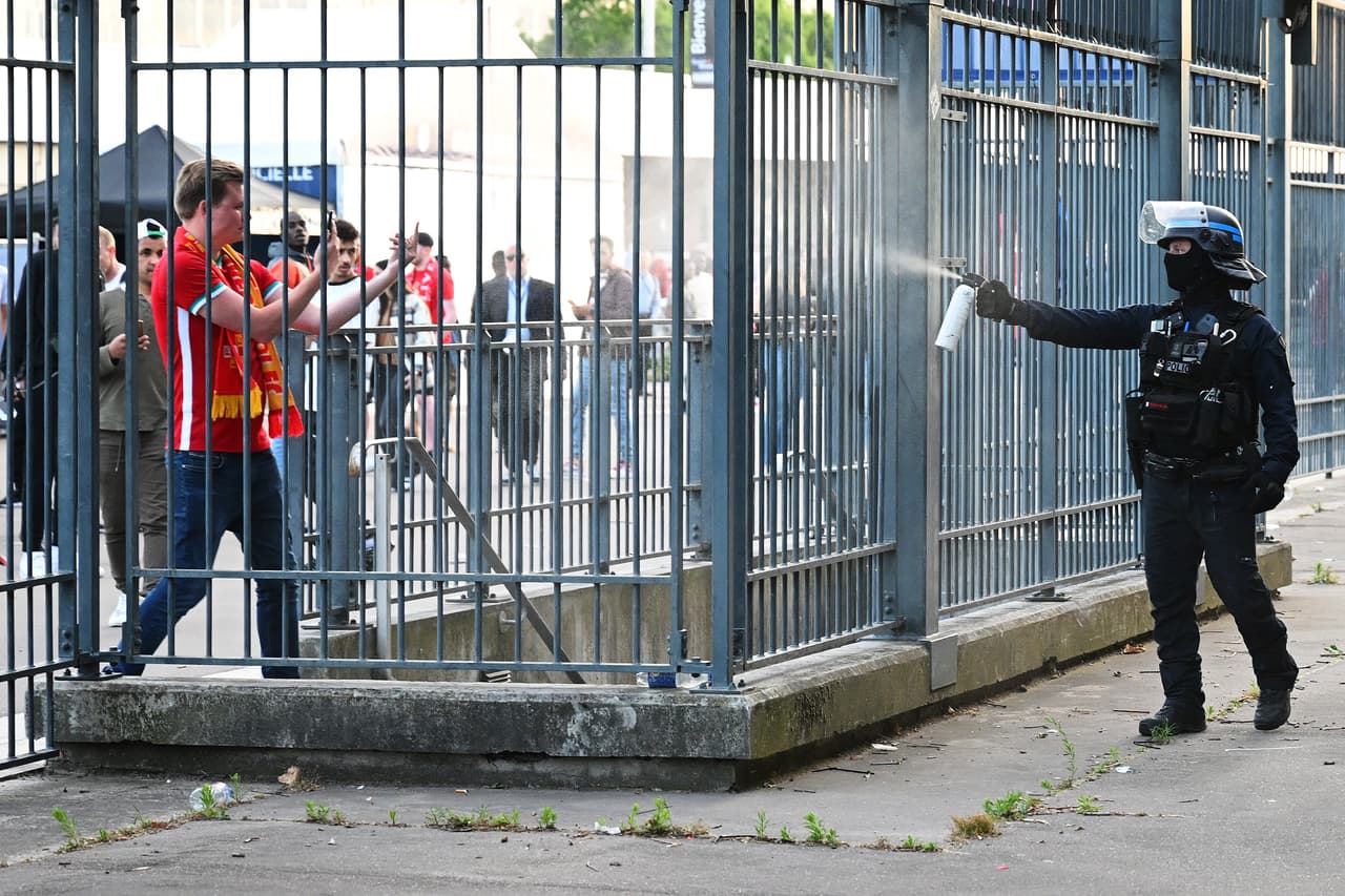 Aficionados sin boleto generan caos al meterse por la fuerza en las inmedicaciones del Stade de France.