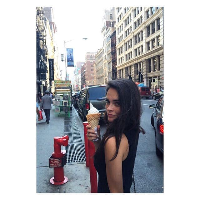 Ningúun hombre puede dormir después de verla.