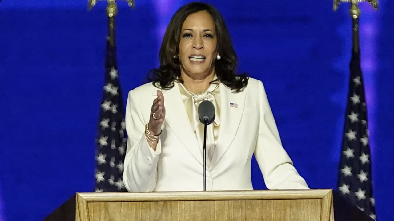 En video: En sus primeras palabras como vicepresidenta electa, Kamala Harris recordó cuando su madre llegó al país con 19 años de edad y resaltó la lucha y el sacrificio de las mujeres para "buscar igualdad, equidad y justicia" para todos. 
<b><a href="https://www.univision.com/noticias/elecciones-en-eeuu-2020/joe-biden-es-el-presidente-electo-de-eeuu-tras-imponerse-en-pennsylvania-y-superar-los-270-votos-electorales">Más información aquí</a></b>.