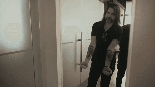 “Javier y Alicia. Siempre han estado tatuados en mi alma, ahora quedaron en mi piel para siempre. Javier y Alicia los amo eternamente”, escribió Juanes en la postal.