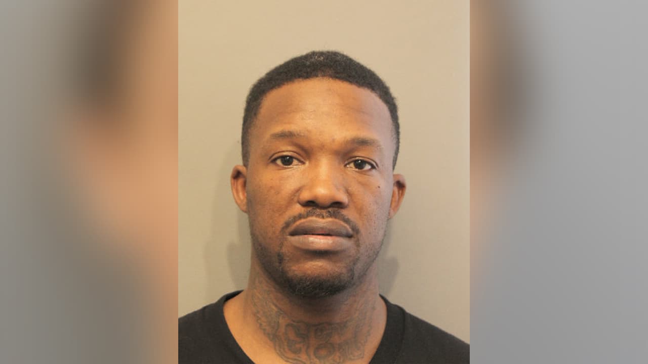 Darrell Bernard Brugess, es señalado de agresión a un miembro de su familia y provocar heridas en un niño, menor de 15 años.