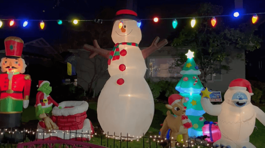 <h2 class="cms-H2-H2">3.- Hollywood Park</h2>
<br> 
<br>Sigue tu recorrido navideño en este barrio ubicado al oeste de Curtis Park, entre la Interestatal 5 y la carretera 99.
<br> 
<br>Aquí ve al número 2213 de la Calle 23, en donde encontrarás una casa adornada con un trineo de Santa. Durante los fines de semana 
<b>podrás convivir con Santa y con la señora Claus</b>, según un listado de The Sacramento Bee.