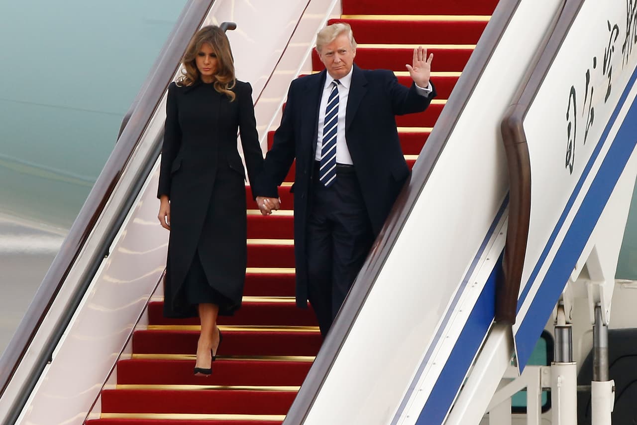 "Michelle Obama usó su estilo personal para amplificar su agenda política y conectarse con estadounidenses promedio", explica al respecto Elizabeth Holmes, quien llevó por años la sección de moda de The Wall Street Journal a CNN. La señora Trump, por su parte, "se viste bellamente y, en su mayor parte, de manera apropiada para la ocasión, salvo por algunos momentos de puntería cuestionables. Todavía es relativamente temprano, pero espero que Melania Trump comience a hacer más con su ropa ".