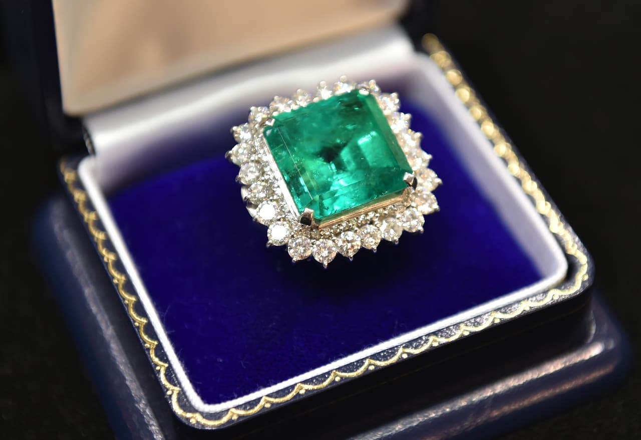 Las joyeras colombianas detrás del anillo de compromiso de Hillary Swank