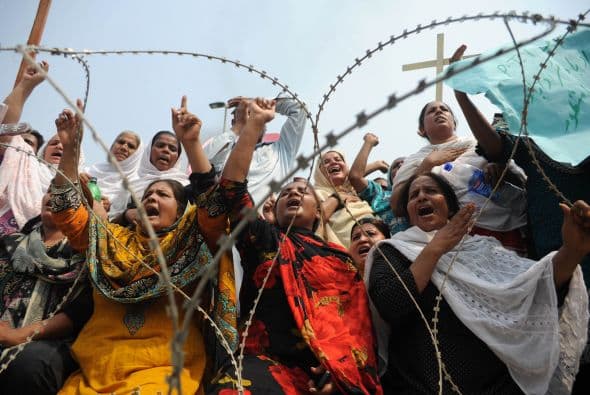 Pakistán amaneció conmocionado por la peor matanza cometida por los talibanes contra la comunidad cristiana, que costó la vida a más de ochenta personas y pone en jaque la estrategia de diálogo del Gobierno con los radicales. El último recuento ha elevado a 82 el número de fallecidos, que aún puede subir dado el estado crítico de varios de los más de 140 heridos ingresados en hospitales de la localidad noroccidental de Pesháwar, en una de cuyas iglesias se produjo la masacre. "No teníamos palabras ante el horror que teníamos delante", explicó hoy a Efe el director de la Liga Interconfesional de Pakistán (APIL), el cristiano Sayid Ishaq, quien visitó ayer junto a diversas autoridades regionales a las víctimas hospitalizadas. "No es solo un atentado contra nuestra minoría, sino también contra la humanidad de este país", dijo Ishaq, quien calificó la situación tras el ataque "como la peor sufrida hasta ahora por los cristianos paquistaníes".