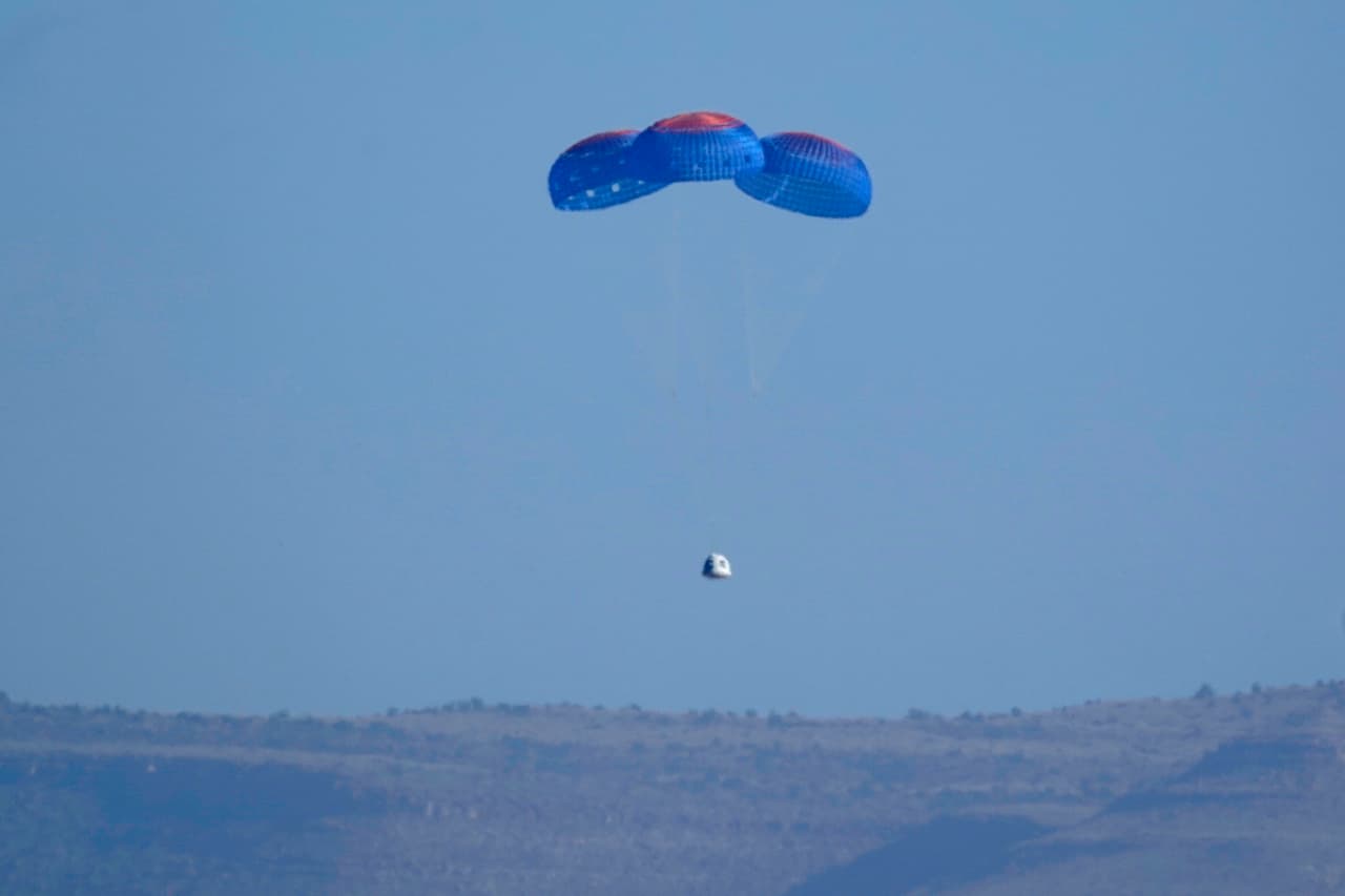 Luego de unos minutos donde pudieron experimentar gravedad cero, la cápsula que llevó a Shatner empezó su descenso hasta aterrizar con paracaídas en el desierto.
<br>
