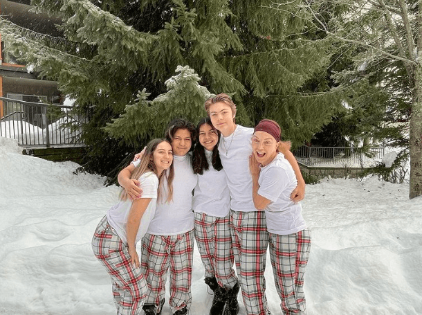 A cada oportunidad, Flores presume tiernas instantáneas junto a sus retoños, con quienes viaja y comparte divertidos momentos.