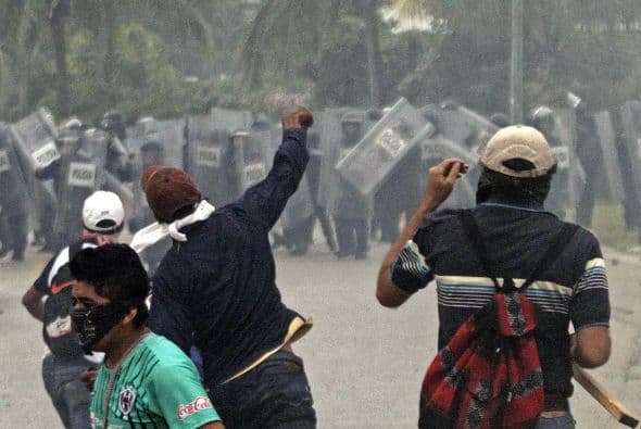 El contingente está integrado por estudiantes de diferentes escuelas de maestros de Guerrero.