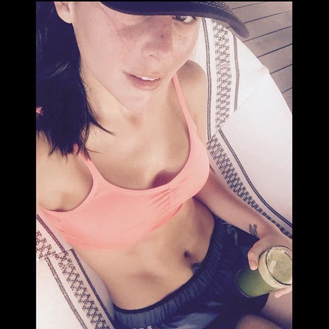 Es más fácil encontrar en sus redes sociales una foto en la que salga sin maquillaje que con él.