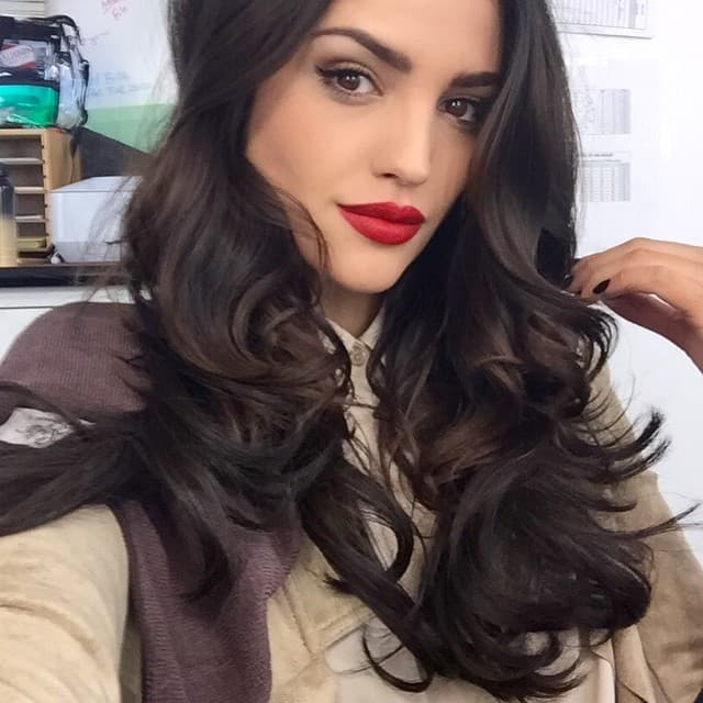 Por lo que ya nos estamos acostumbrando a verla con esos labios escarlata, esa mirada arrasadora y esa cabellera negra.