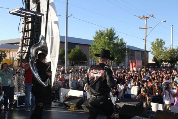 Los corridos de la banda grupera “Voz de Mando” se hicieron sentir en los Latin Grammy Streets Parties en Phoenix, donde los fanáticos esperaban ansiosos y cantaron con entusiasmo las más famosas canciones de esta agrupación. 