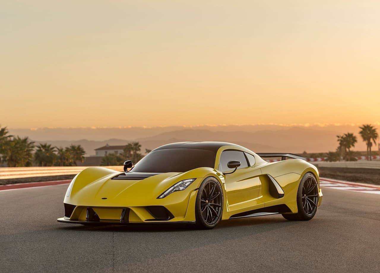 <h3 class="cms-H3-H3"><b>Hennessey Venom F5 - 1,600 caballos de fuerza</b></h3>
<br>
<br>Su poder es generado a partir de un motor V8 de 7.4 litros con el que es capaz de alcanzar una velocidad máxima de 301 millas por hora (484 km/h). Hennessey justifica su precio, 1.6 millones de dólares, por tratarse de un auto concebido desde cero para la pista, capaz de traspasar los límites de velocidad. Tanto el chasis como la carrocería fueron construidos en fibra de carbono, lo que le da ligereza y un peso de 2,950 libras (1,338 kg). Su nomenclatura F5 se debe a la Fuerza 5, la mayor escala de vientos que se aplica para clasificar a los tornados.
<br>