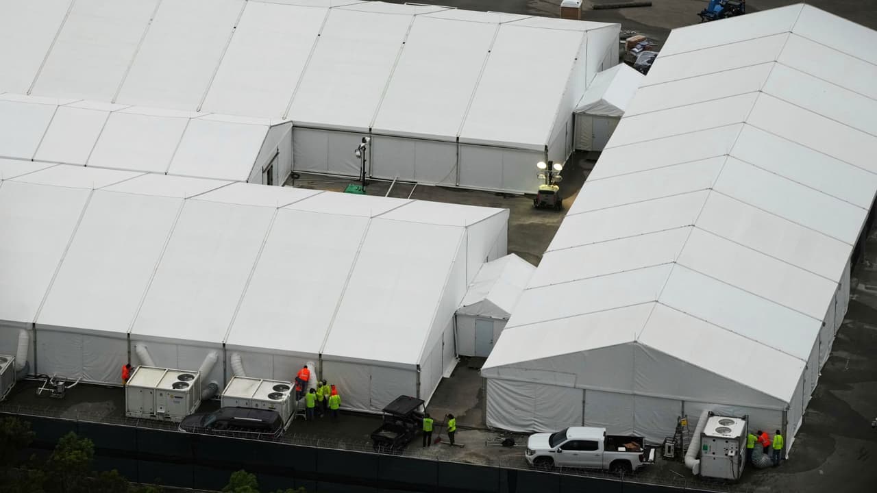 La construcción del centro de detención más grande del país en medio del desierto texano 
<b>marca un punto de inflexión en la política migratoria</b>. Aún sin funcionar, ya levanta preguntas urgentes: 
<b>¿puede un campamento de tiendas garantizar condiciones dignas? ¿Es este el modelo que queremos replicar para lidiar con la migración?</b>