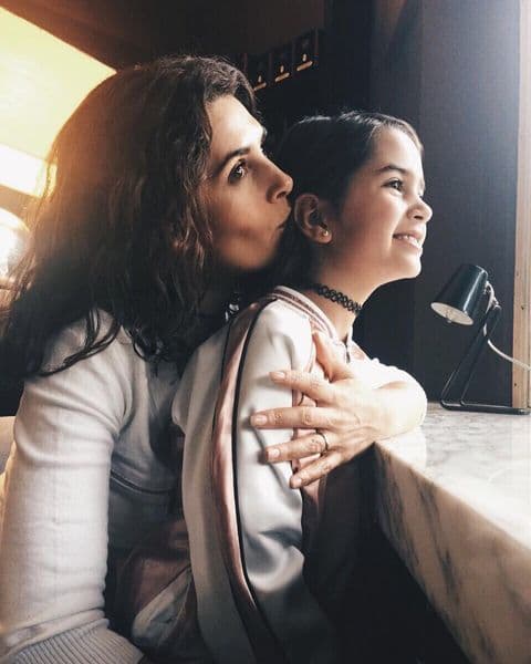 La actriz de ‘Vencer la ausencia’ también detalló que su hija ha tenido que utilizar plantillas ortopédicas y calzado especial para reducir la discrepancia de centímetros entre sus piernas.
<br>