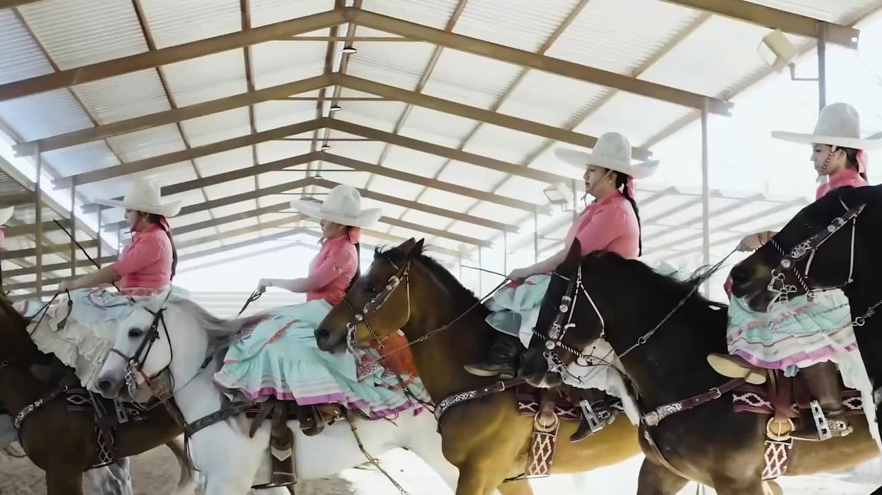 Escaramuzas honran sus raíces mexicanas al ritmo del galope en Texas