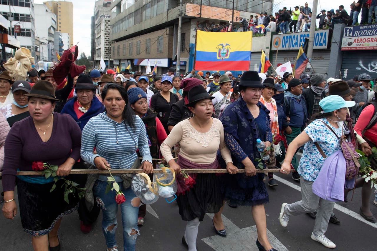 A raíz de las protestas, las operaciones del gobierno fueron trasladadas a Guayaquil, al suroeste de Quito.