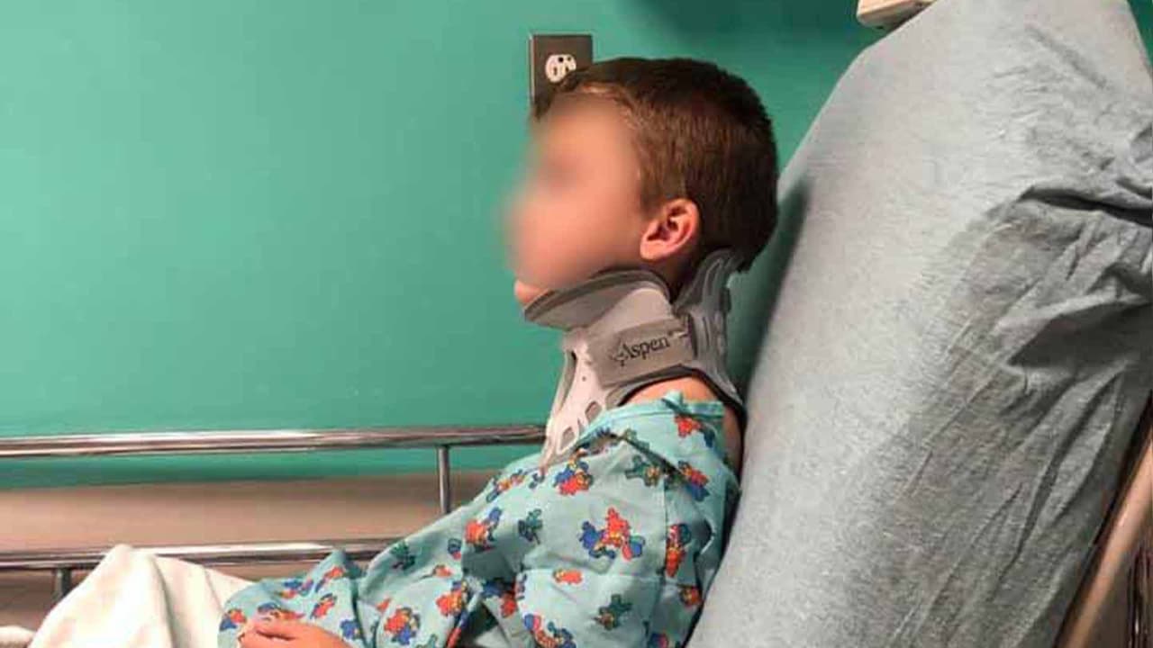 Niño sufre lesión cerebral tras ser atacado en el baño de su escuela, asegura su familia
