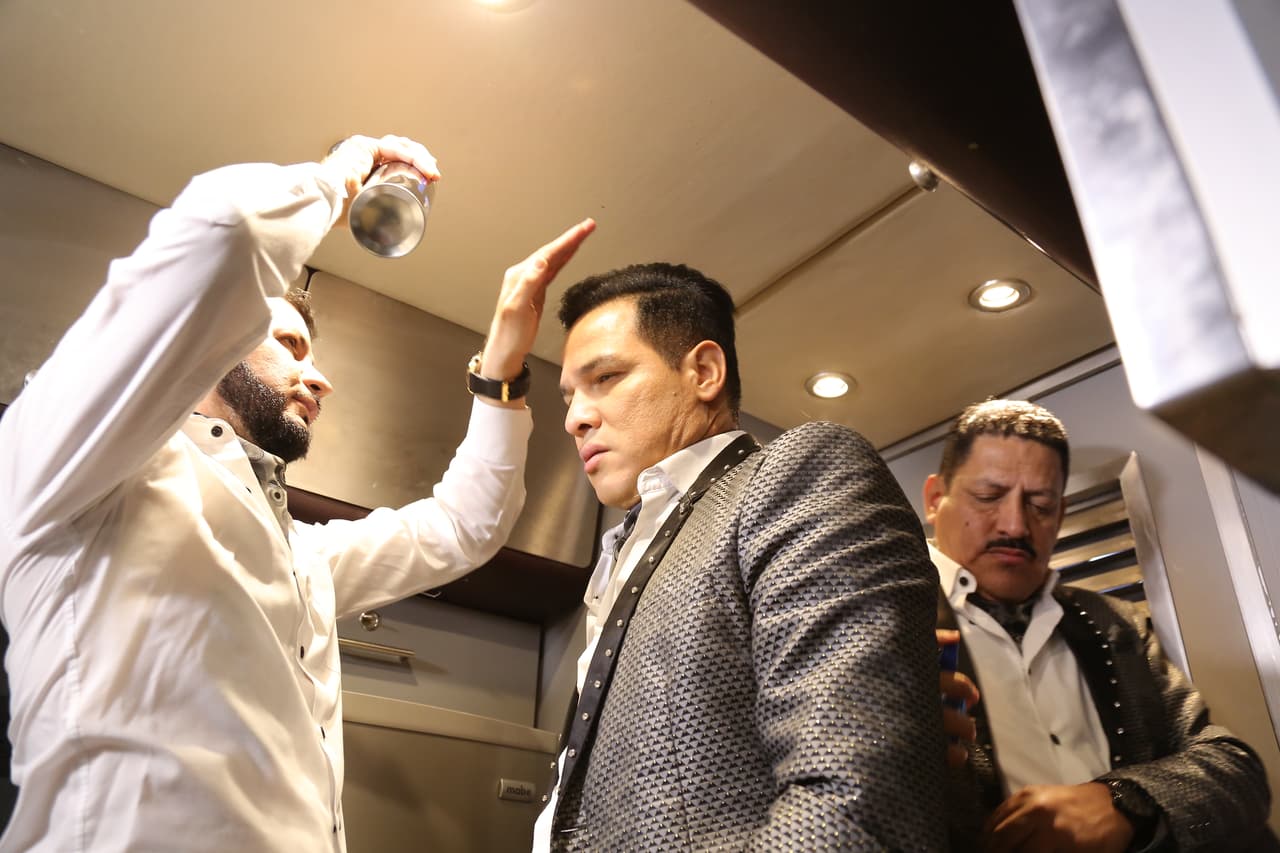 Ellos mismos se dan los toques finales antes de subir al escenario.