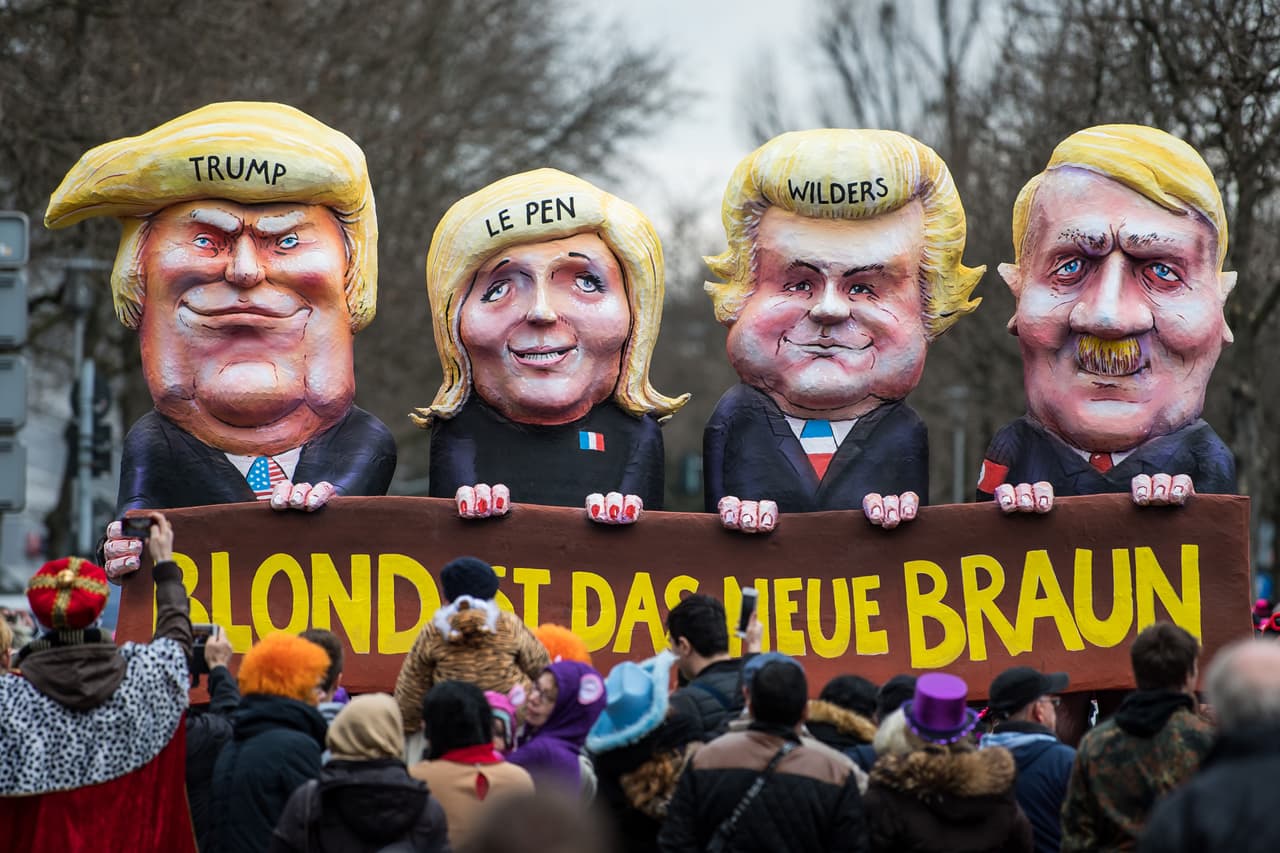 <b>Dusseldorf, Alemania.</b> La figura de Donald Trump acompañada de la política francesa Marine Le Penn, el político holandés Geert Wilders y Adolf Hitler, en el Rose Monday Parade de Alemania. 27 de febrero de 2017.