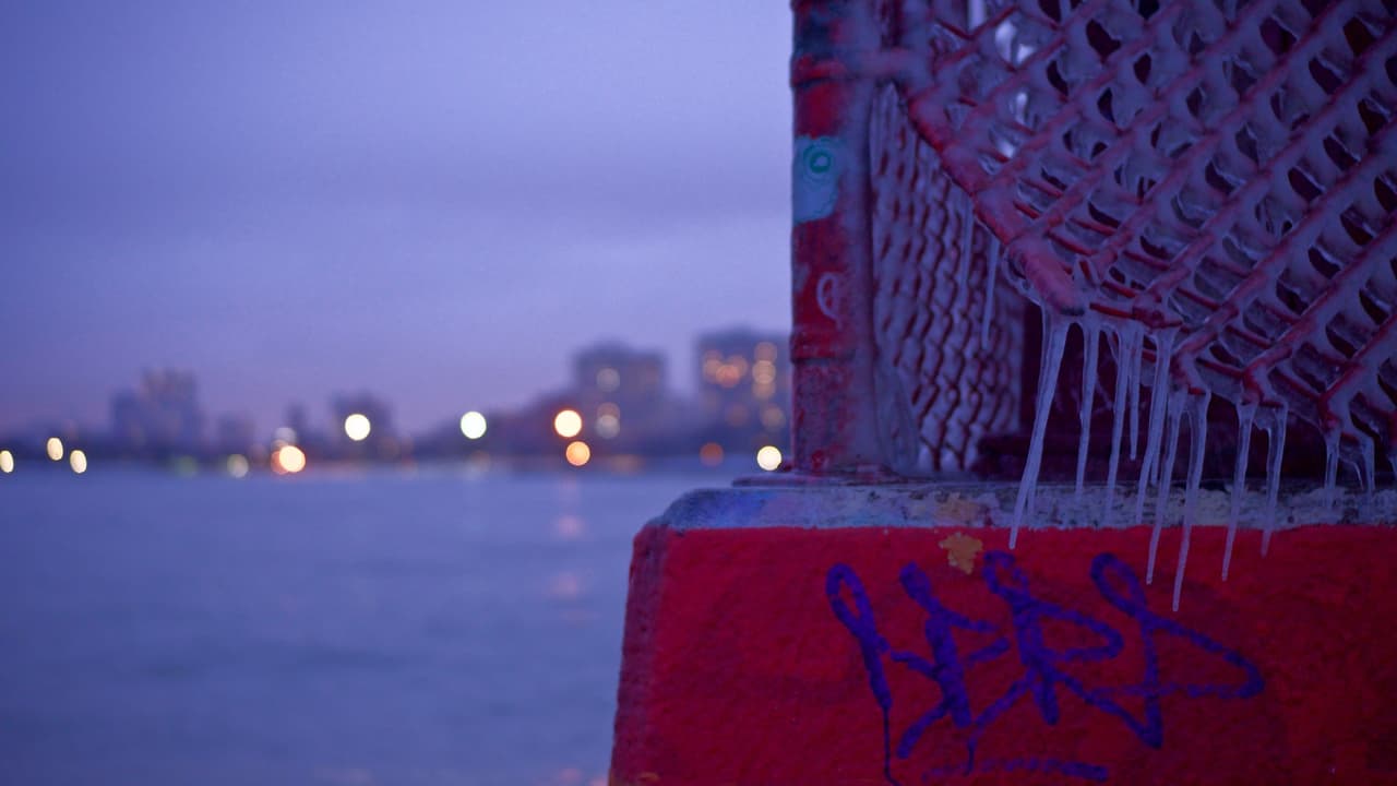 Estructuras que quedaron mojadas por el agua durante la noche, formaron estalactitas de hielo.