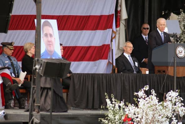 El joven de 26 años fue asesinado la noche del pasado jueves durante la huida de los hermanos Tamerlan y Dzhokhar Tsarnaev, acusados por los atentados en la maratón de Boston y a los que las autoridades acusan también de matar a Collier mientras montaba guardia en los alrededores del complejo universitario.