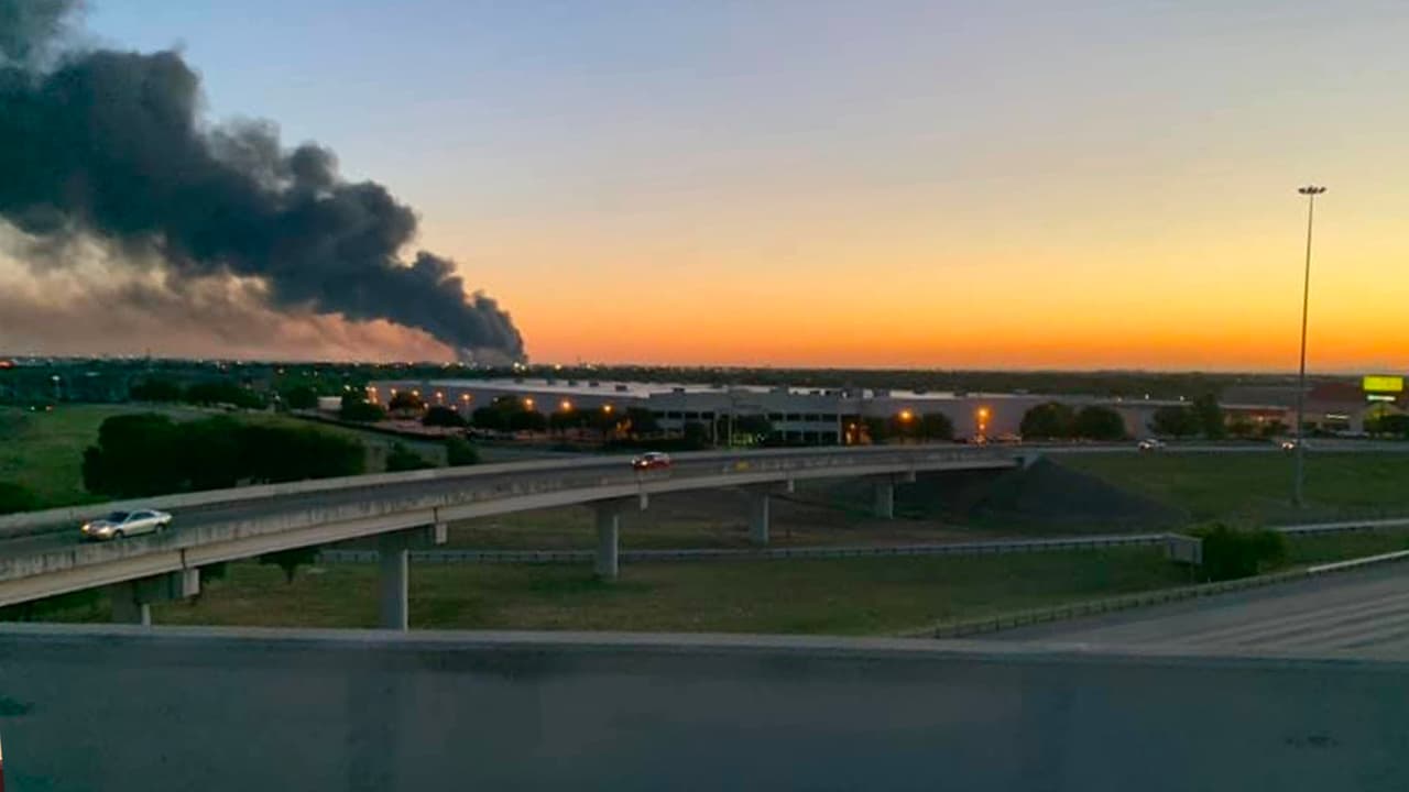 Según funcionarios, el fuego se ha contenido un poco, pero que aún es probable que arda durante al menos dos días.