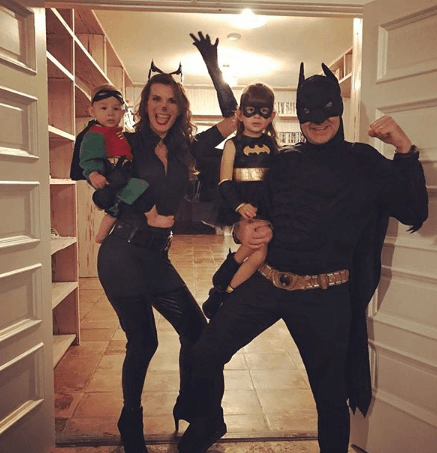 Transformados en Batman, Robin, Batichica y Gatúbela, toda la familia se tomó la foto del recuerdo.