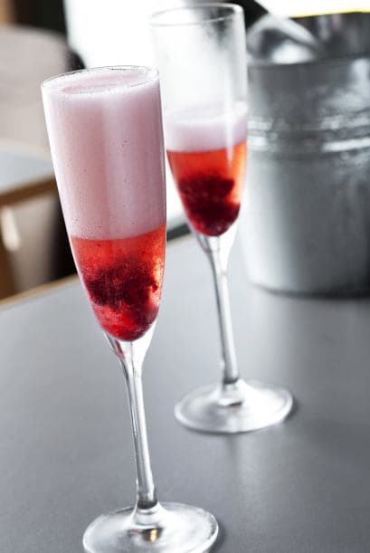 Presentación. Mezcla todos los ingredientes y sirve en una copa de champaña. Remata con 30 ml (1 fl oz) de vino espumante, y decora con una cereza.