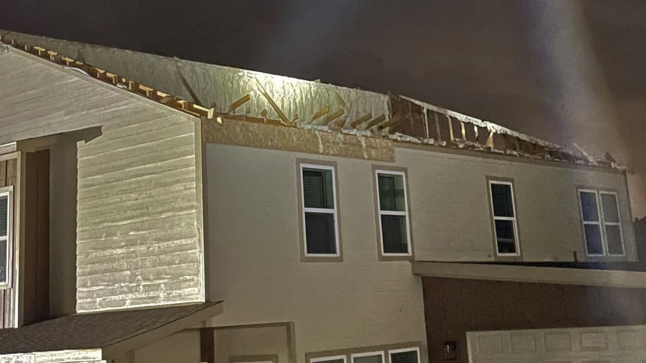 <b>Al suroeste de Granbury</b>, el Departamento de Bomberos Voluntarios confirmó que 
<b>una casa fue impactada directamente por un posible tornado.</b> El acceso de los equipos de rescate fue difícil debido a 
<b>la presencia de árboles caídos que bloqueaban la vía.</b> En el oeste del condado de Parker se reportaron afectaciones.
<br>La comunidad de Authon también registró daños considerables
<b>. Varias áreas de esta región permanecieron sin electricidad durante horas tras el paso de las tormentas.</b> Fotografía del Servicio de Emergencias del condado Parker.