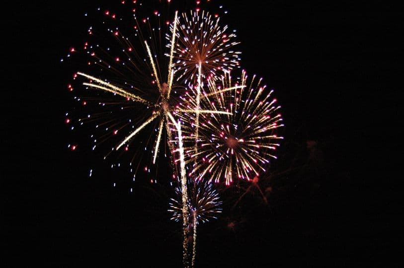 <b>Evento</b>: Morrisville July 3rd Red, White & BOOM
<br>
<b>Fecha</b>: 3 de julio
<br>
<b>Lugar</b>: Cedar Fork District Park. 228 Aviation Pkwy. Morrisville, NC
<br>
<b>Sitio web</b>: 
<a href="https://www.morrisvillenc.gov/recreation/parks-recreation-cultural-resources/special-events/july-3rd-family-fun-festival">https://www.morrisvillenc.gov/recreation/parks-recreation-cultural-resources/special-events/july-3rd-family-fun-festival</a> 
<br>
<br>El espectáculo anual de fuegos artificiales de Morrisville el 3 de julio se llevará a cabo en Cedar Fork District Park, con música de bandas locales, obsequios y vendedores de artesanías que comenzarán a las 5 p.m. y fuegos artificiales al anochecer.