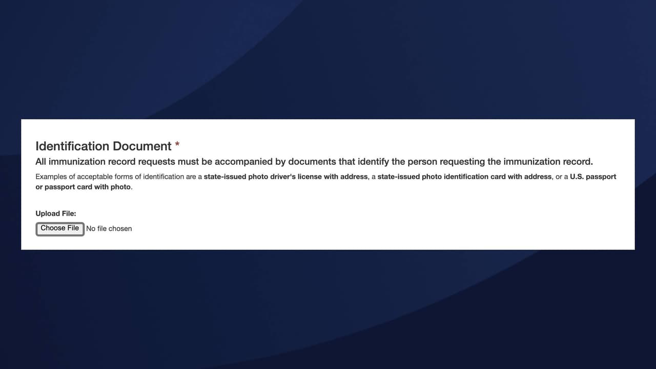 Requisitos: Tendrá que presentar una identificación para reemplazar la tarjeta de vacunación contra el covid-19. De acuerdo con ADHS, identificaciones aceptables incluyen 
<b>una licencia de conducir/</b> 
<b>tarjeta de identificación </b>con fotografía emitida por el estado con dirección o 
<b>un pasaporte de los EE. UU</b>. o una tarjeta de pasaporte con fotografía.