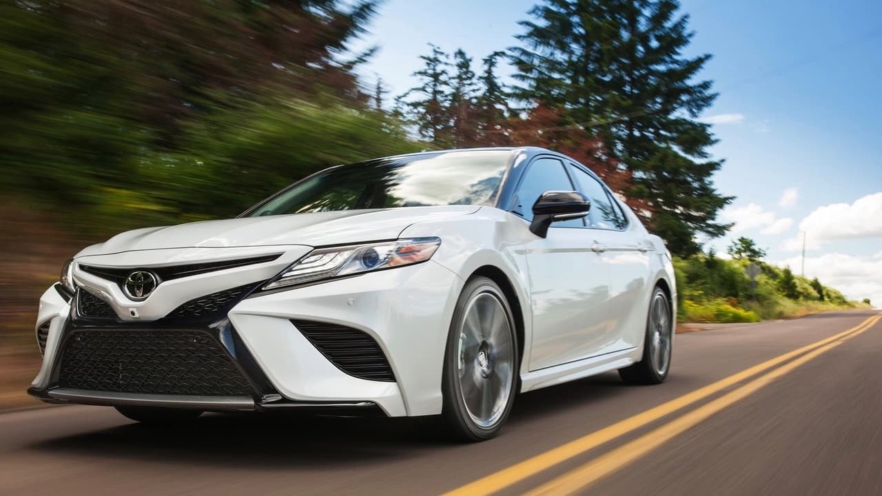 <h3 class="cms-h3-H3">Carro mediano: Toyota Camry. </h3>
<br>
<br>El auto de pasajeros más vendido del país es también el sedán familiar favorito de U.S. News & World Report gracias a su impresionante lista de equipamiento estándar, su sistema de infoentretenimiento con integración del teléfono celular estándar, motor básico brioso y económico y buenas dinámicas de manejo. Aunque la publicación consiguió que el baúl era pequeño y no cuenta con Apple CarPlay ni Android Auto. 
<br>
<br>FInalista:
<b> Chevrolet Malibu</b> y
<b> Honda Accord</b>.