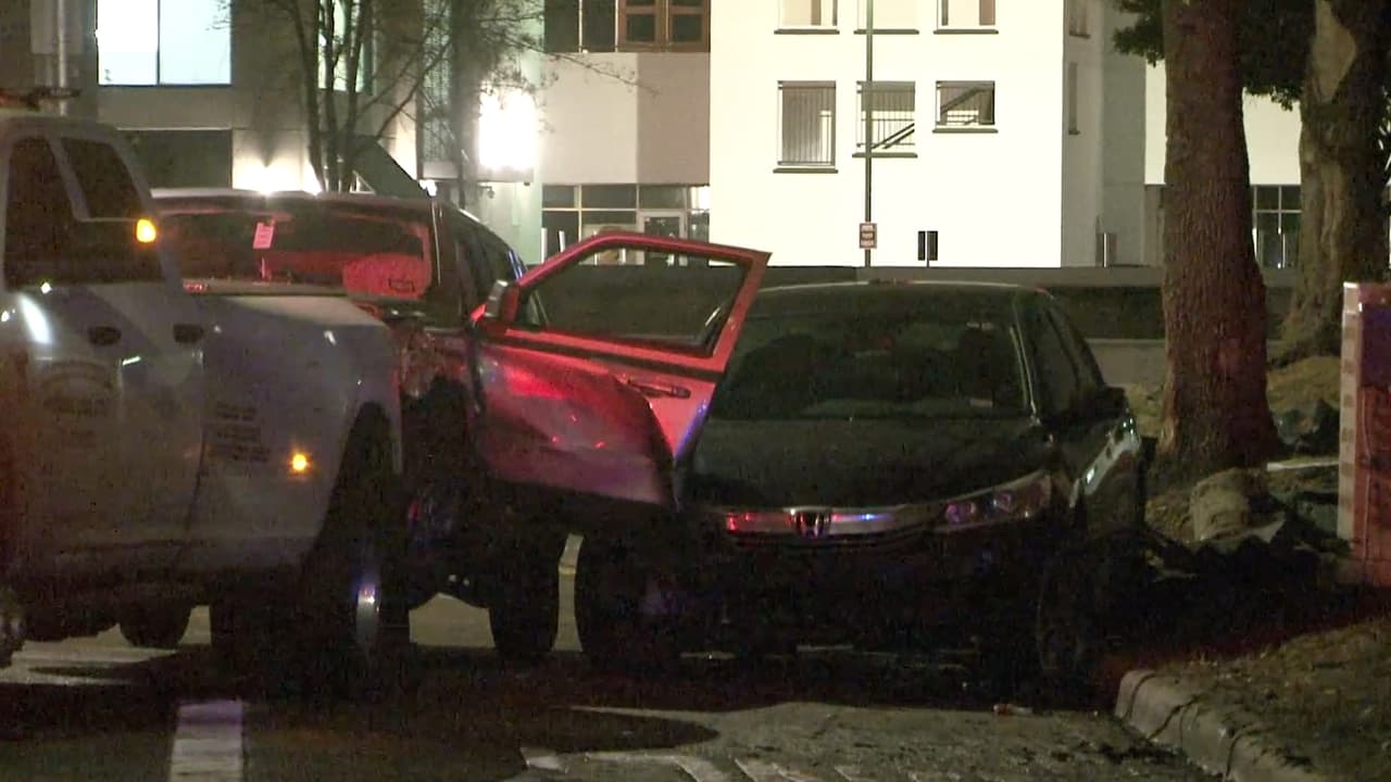 Dos policías resultaron heridos y un tercero salió ileso tras tres diferentes choques ocurridos la madrugada del viernes en Houston.