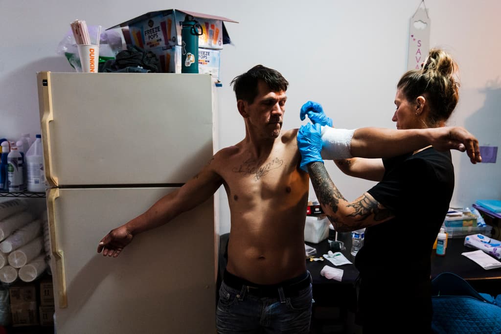 Kensington, un área en Filadelfia, está cambiando dramáticamente su rostro, pues se convirtió en un refugio para los 
<b>consumidores de drogas cada vez más potentes</b> y con más devastadores efectos. La enfermera voluntaria registrada Jennifer D'Angelo trata las heridas en la piel de Nick Gallagher en la tienda de extensión comunitaria de Savage Sisters en el vecindario de Kensington.