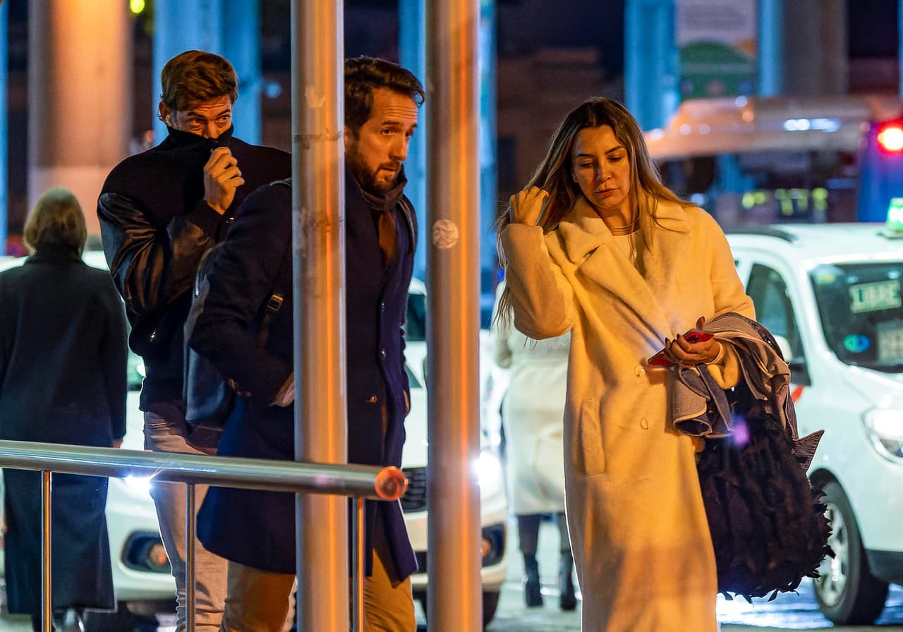 Se les vio siendo acompañados por algunas personas a su alrededor. 
<br>