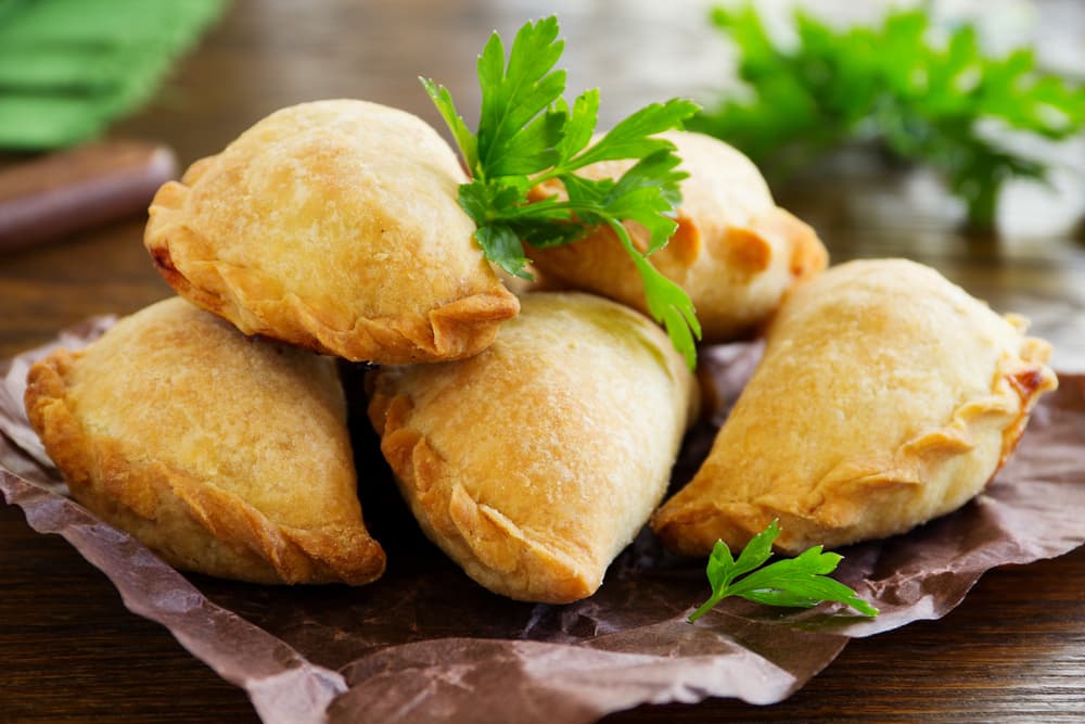 Empanadas Las empanadas son otra gran opción para salir en un pequeño viaje. Puedes hacer empanadas grandes o mini empanaditas para acompañar con otros aperitivos. Además tienes diferentes opciones, de carne, jamón y queso o verduras puedes variar el relleno para elegir o combinar todas. Un punto a favor: ¡Las empanadas les gustan a todos!