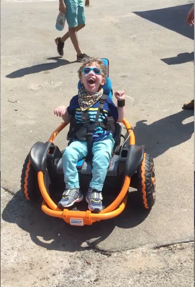 Uno de los juguetes que su maestro y Bob Paradiso, de 
<a href="https://bobparadiso.com/"><u>Access Redefined LLC</u></a>, lograron adaptar para que Ale aprendar a desplazarse es un Hot Wheels Wild Thing de Mattel (
<a href="https://www.youtube.com/watch?v=gmfKAPnQ5f8&feature=youtu.be"><u>ver el video</u></a>). Moviendo su brazo para activar el sensor de movimiento que usa como brazalete, Ale puede mover el auto poco a poco por sí solo. Jugar a diario con este vehículo no sólo le daría cierta independencia para moverse, "sino que le ayudaría a desarrollar habilidades motoras finas, dominar la activación constante de un interruptor y hacerlo de más más rápida (algo fundamental para comunicarse), así como aprender los conceptos de "parar y avanzar" o direcciones como "izquierda y derecha", según su terapista física Diana Kudelko.