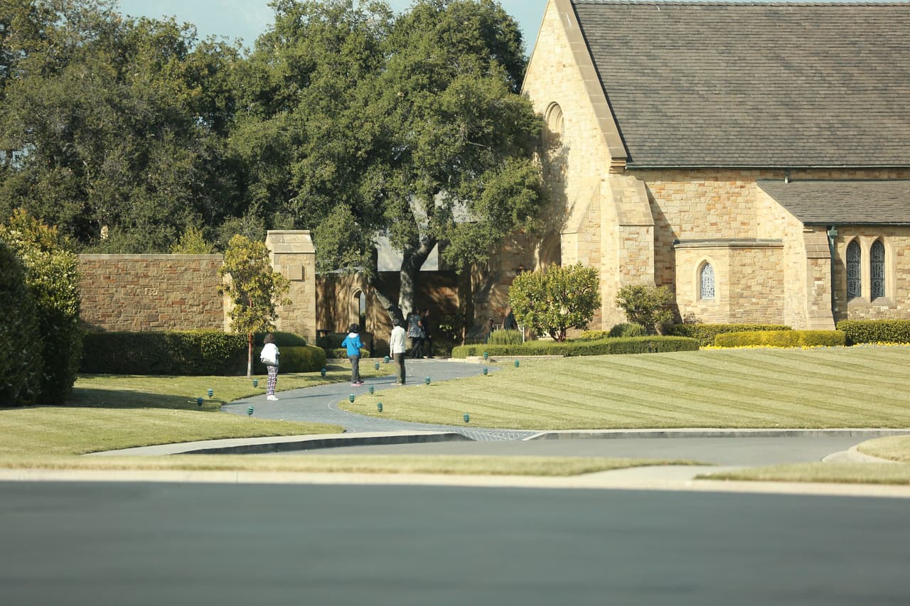 Sus restos fueron cremado en Forest Lawn, cementerio donde fueron sepultadas celebridades como Michael Jackson.