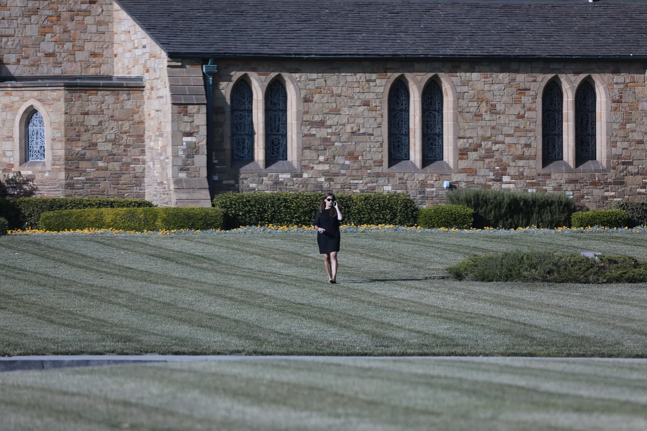 A Eva se le vio paseando por los jardines del lugar.