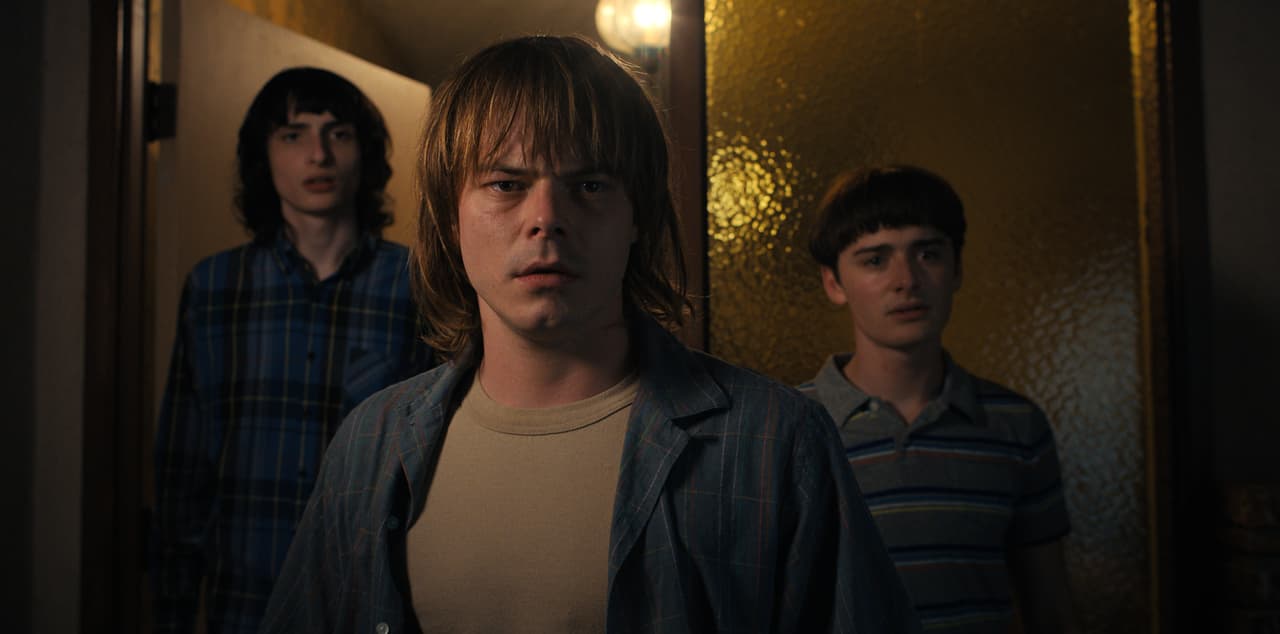 <b>Charlie Heaton</b>
<br>Él estuvo a cargo del papel de Jonathan Byers desde 2016, se trata del hermano de Will que en la cuarta temporada debe adaptarse a su nuevo hogar fuera de Hawkins.