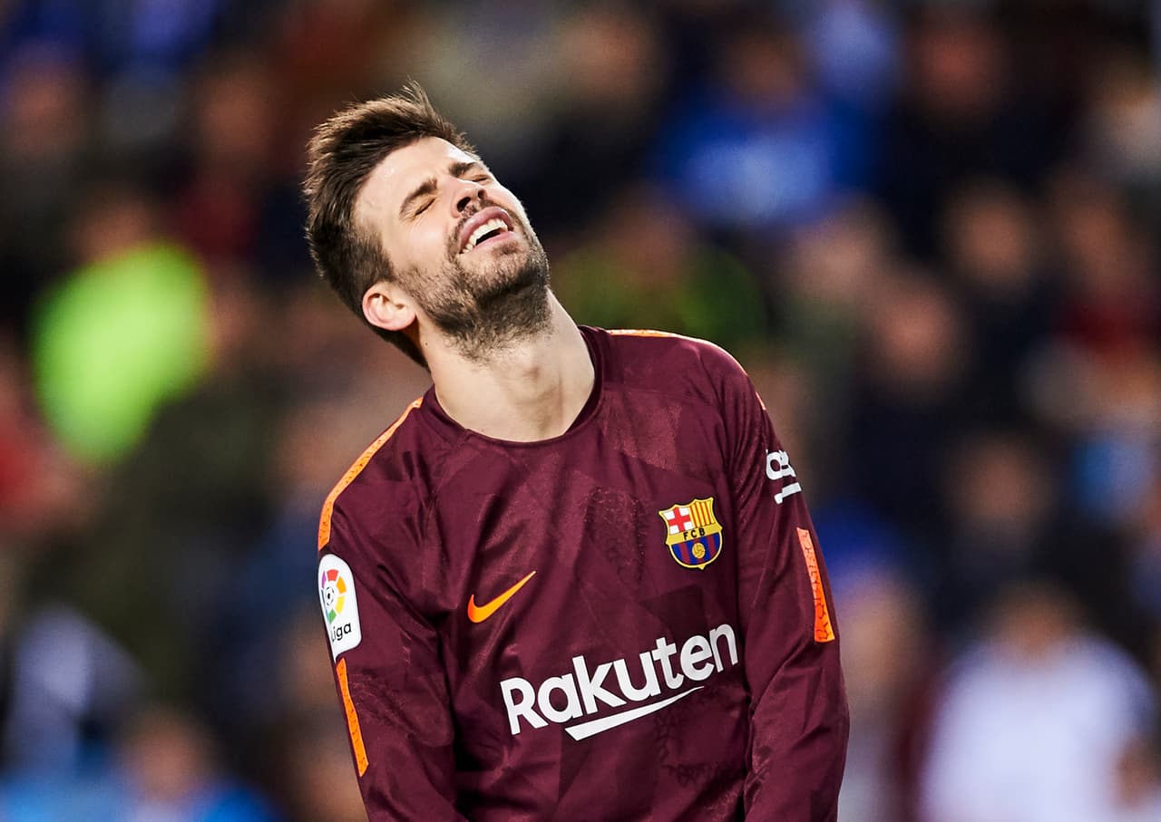 Gerard Piqué: aunque no iba conduciendo, el defensa del Barcelona estaba en el auto en el que su hermano ocupó el carril de los taxis por varios minutos al punto de ser multado por la Policía. Lo grave fue que el jugador blaugrana increpó a los agentes y fue multado.