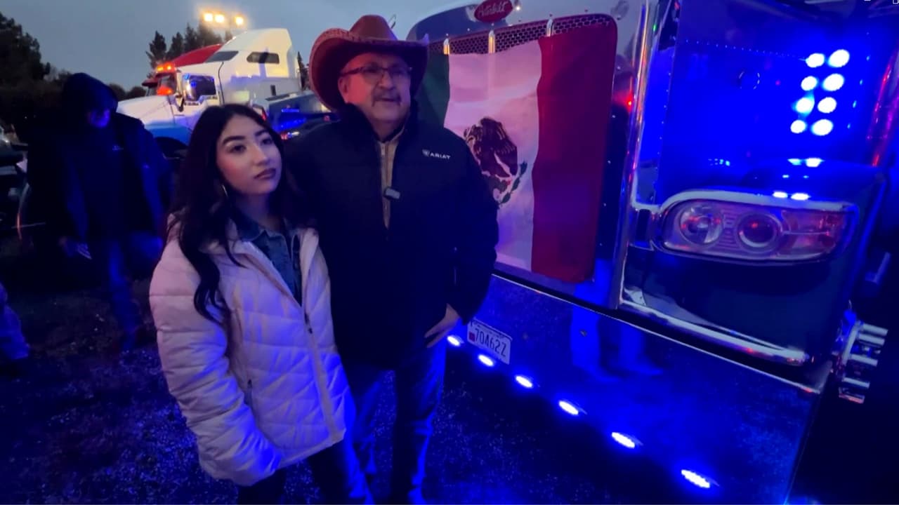 Con la imagen de la virgen en su camión, Felix Reyes espera que la Virgen de Guadalupe lo bendiga en su camino todos los días y le permita llegar a su hogar con su familia e hijas.