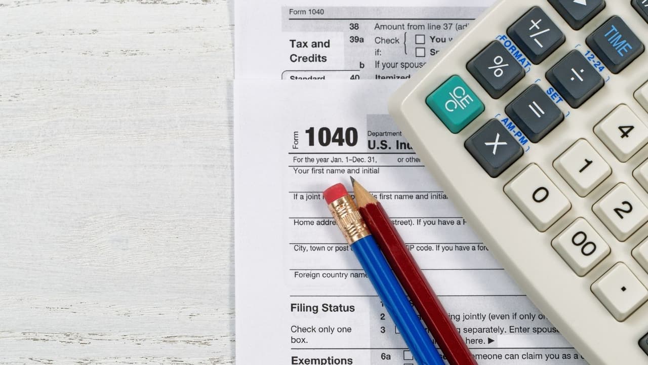 Para calificar, su ingreso del trabajo para 2021 debe ser inferior a $21,430 ($27,380 si es casado y presenta una declaración conjunta). Y de manera permanente para todos los beneficiarios del EITC, la cantidad de ingresos por inversiones que puede tener además de sus salarios y aún reclamar el crédito aumentó a $10,000.