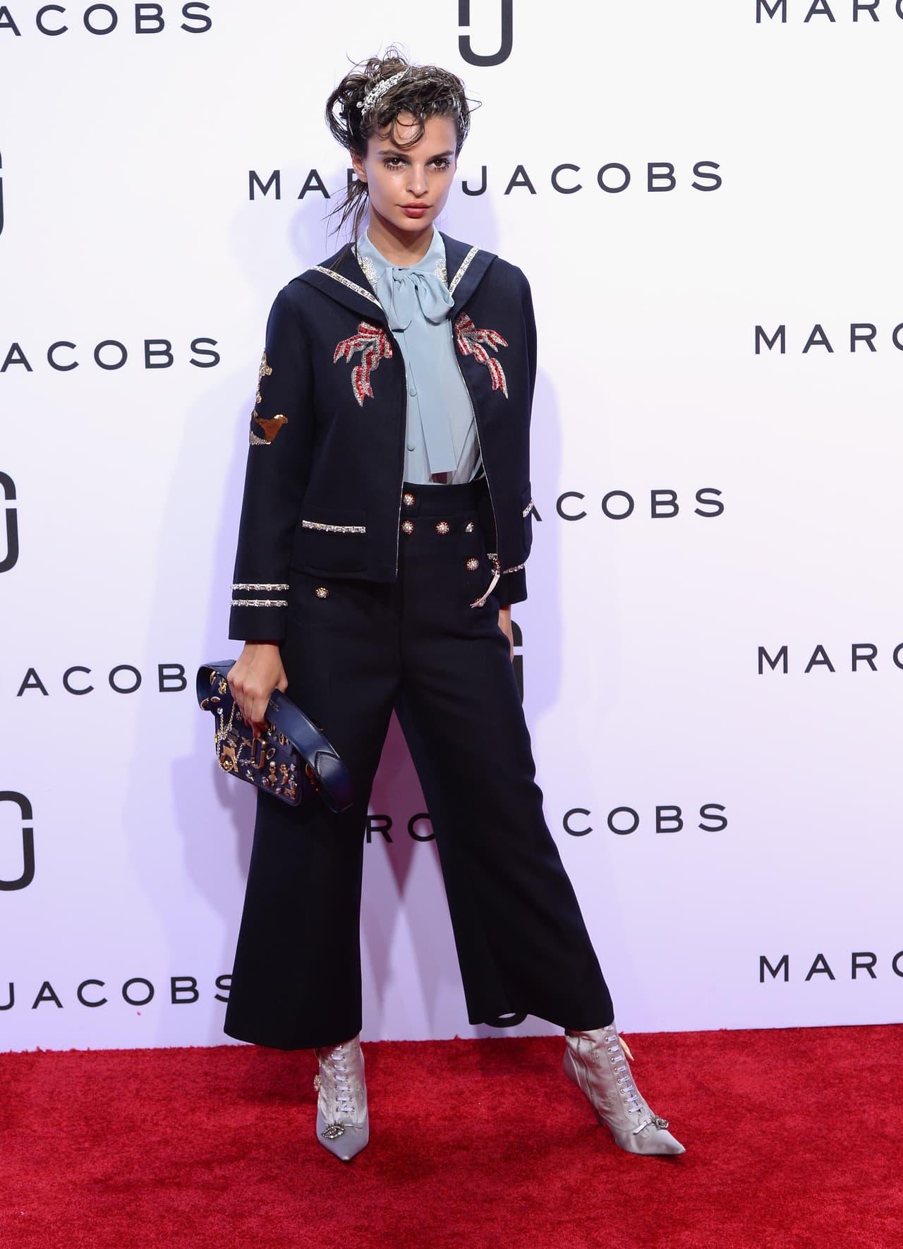 Marc Jacobs nos sorprendió con un desfile lleno de detalles que aluden a los años 20 con un toque ecléctico. Maquillaje exótico y peinados despeinados que acompañaron atuendos como salidos de una película antigua. En esta colección Jacobs mezcla la época dorada de cine con el nostálgico 'grunge' de los 90, logrando así piezas dispares que sólo él pudo hacer magistrales. La 'top model' Kendall Jenner lució un diseño femenino y clásico con franjas y flores. Checa algunas de las mejores piezas de esta colección.