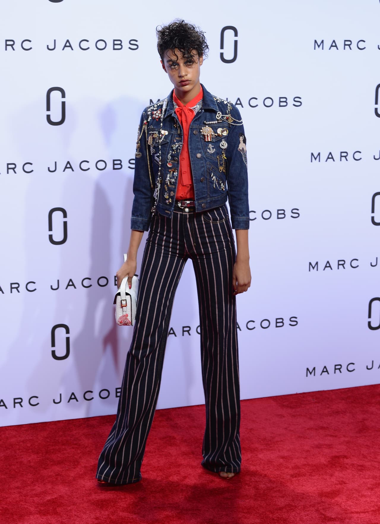 Marc Jacobs nos sorprendió con un desfile lleno de detalles que aluden a los años 20 con un toque ecléctico. Maquillaje exótico y peinados despeinados que acompañaron atuendos como salidos de una película antigua. En esta colección Jacobs mezcla la época dorada de cine con el nostálgico 'grunge' de los 90, logrando así piezas dispares que sólo él pudo hacer magistrales. La 'top model' Kendall Jenner lució un diseño femenino y clásico con franjas y flores. Checa algunas de las mejores piezas de esta colección.