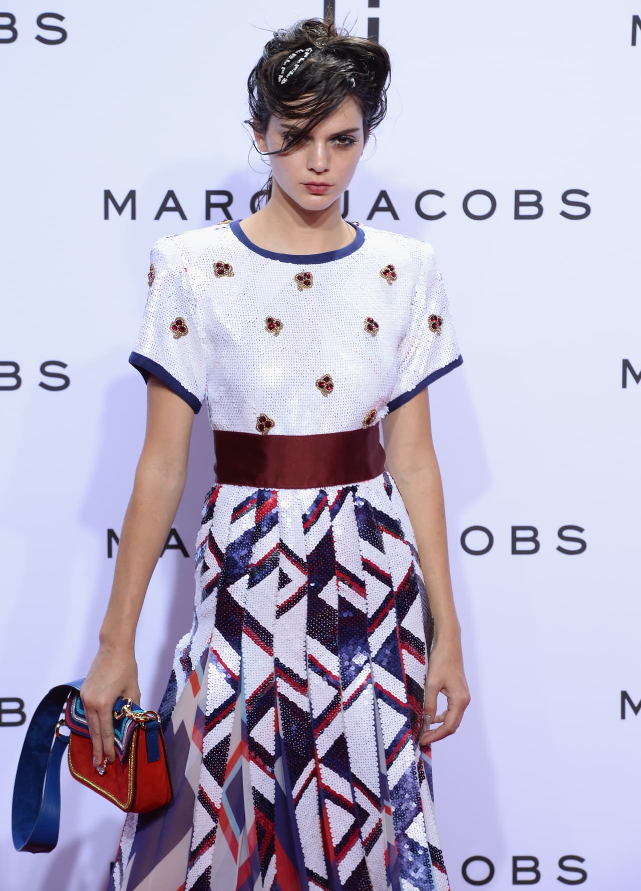 Marc Jacobs nos sorprendió con un desfile lleno de detalles que aluden a los años 20 con un toque ecléctico. Maquillaje exótico y peinados despeinados que acompañaron atuendos como salidos de una película antigua. En esta colección Jacobs mezcla la época dorada de cine con el nostálgico 'grunge' de los 90, logrando así piezas dispares que sólo él pudo hacer magistrales. La 'top model' Kendall Jenner lució un diseño femenino y clásico con franjas y flores. Checa algunas de las mejores piezas de esta colección.