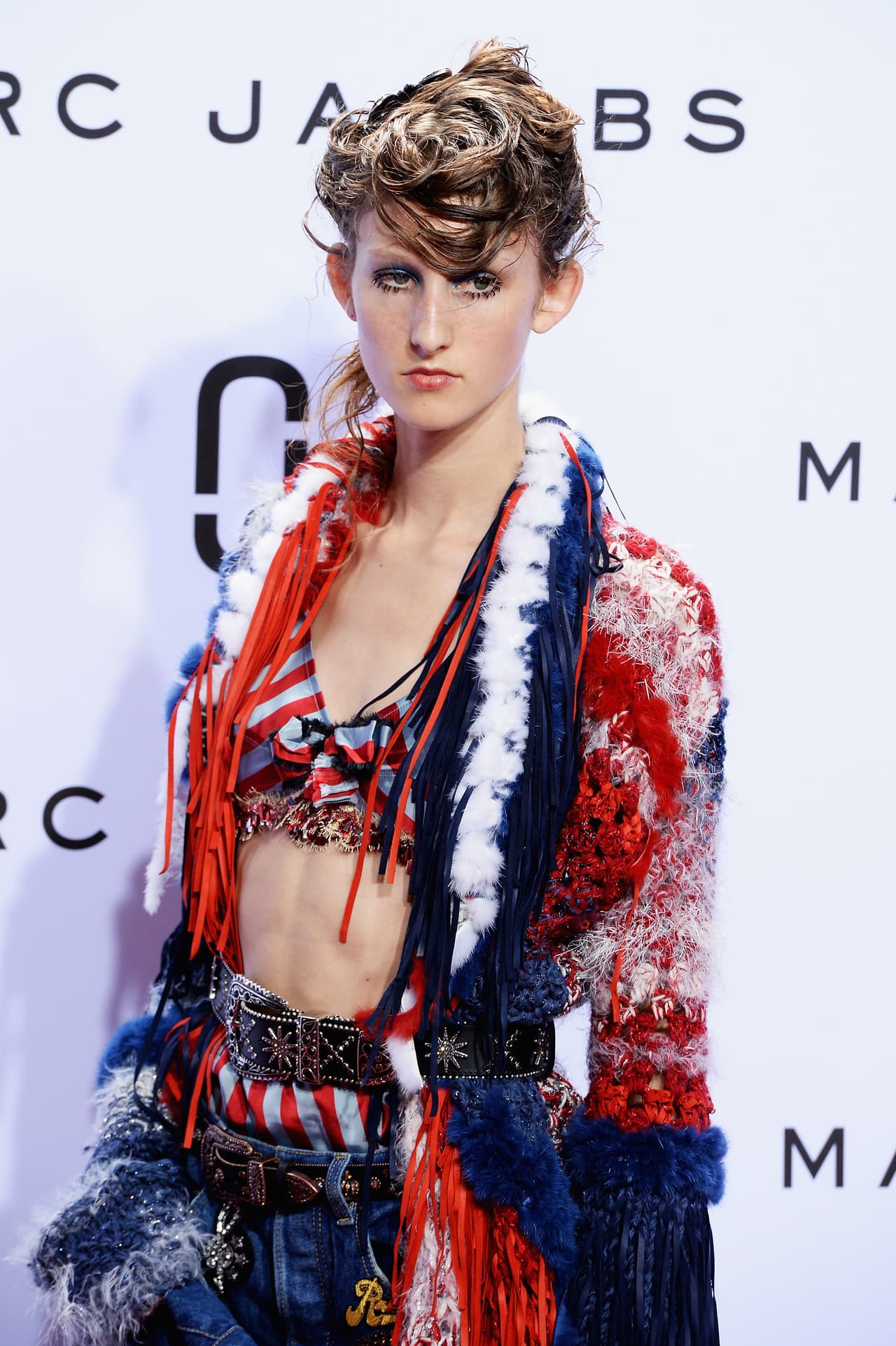 Marc Jacobs nos sorprendió con un desfile lleno de detalles que aluden a los años 20 con un toque ecléctico. Maquillaje exótico y peinados despeinados que acompañaron atuendos como salidos de una película antigua. En esta colección Jacobs mezcla la época dorada de cine con el nostálgico 'grunge' de los 90, logrando así piezas dispares que sólo él pudo hacer magistrales. La 'top model' Kendall Jenner lució un diseño femenino y clásico con franjas y flores. Checa algunas de las mejores piezas de esta colección.