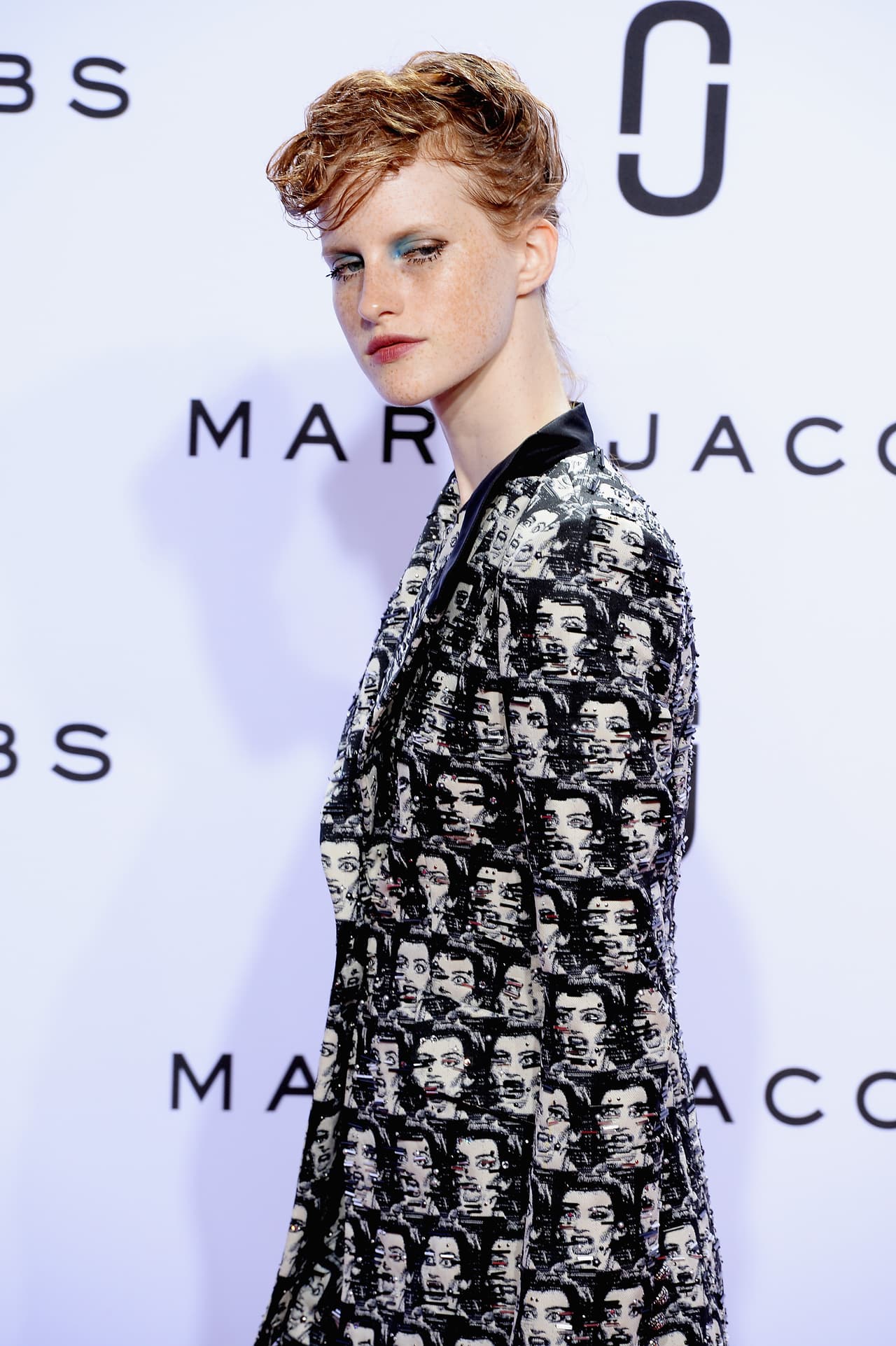 Marc Jacobs nos sorprendió con un desfile lleno de detalles que aluden a los años 20 con un toque ecléctico. Maquillaje exótico y peinados despeinados que acompañaron atuendos como salidos de una película antigua. En esta colección Jacobs mezcla la época dorada de cine con el nostálgico 'grunge' de los 90, logrando así piezas dispares que sólo él pudo hacer magistrales. La 'top model' Kendall Jenner lució un diseño femenino y clásico con franjas y flores. Checa algunas de las mejores piezas de esta colección.