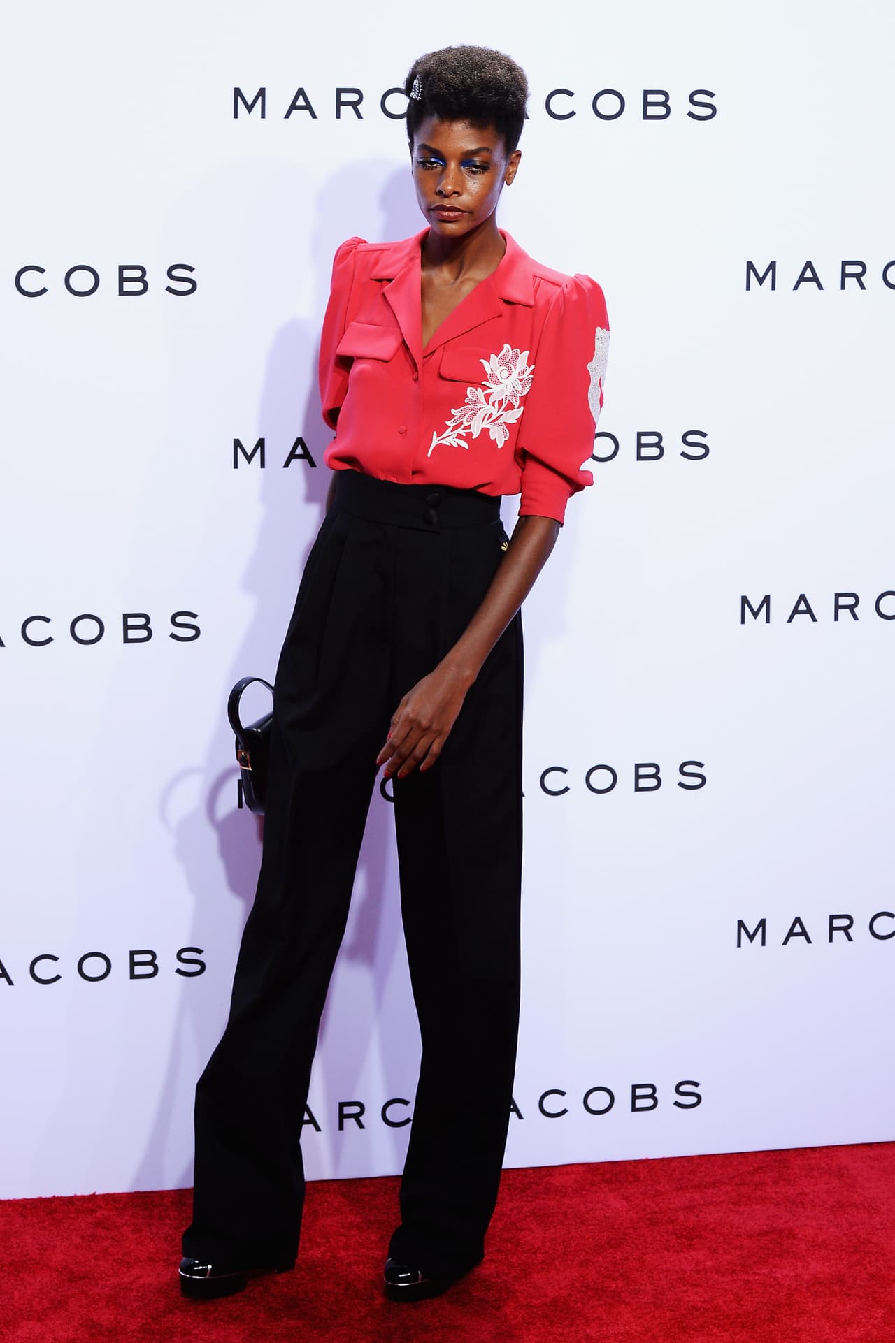 Marc Jacobs nos sorprendió con un desfile lleno de detalles que aluden a los años 20 con un toque ecléctico. Maquillaje exótico y peinados despeinados que acompañaron atuendos como salidos de una película antigua. En esta colección Jacobs mezcla la época dorada de cine con el nostálgico 'grunge' de los 90, logrando así piezas dispares que sólo él pudo hacer magistrales. La 'top model' Kendall Jenner lució un diseño femenino y clásico con franjas y flores. Checa algunas de las mejores piezas de esta colección.